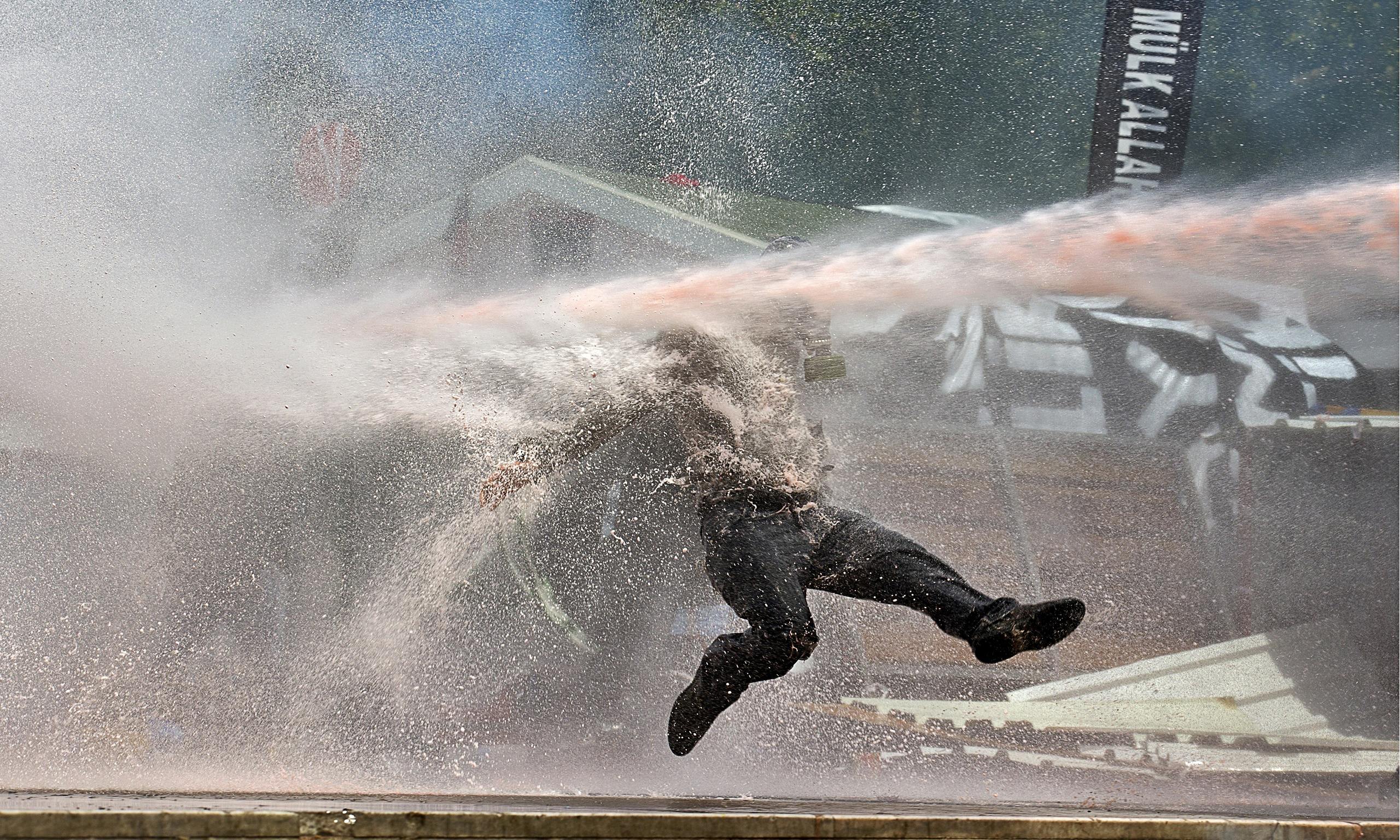 Water-cannon-on-use-on-a--010.jpg